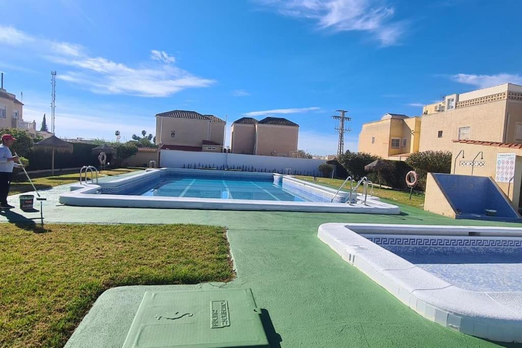 Bungalow Avec Piscine Torrevieja Exterior photo